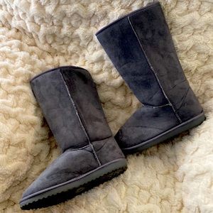 EUC Gray boots 8